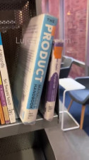 La conoce en la biblioteca de la universidad y se la folla en el baño