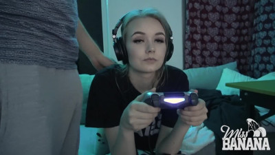 Gamer Girl Multitasks!