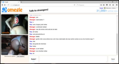 Com amiga no Omegle encontramos uma colorada safadinha disposta a brincar com a gente