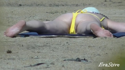 Mom undresses on the beach thinking that no one sees her