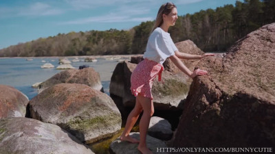 Extremely Risky Pussy Licking On The Public Beach!