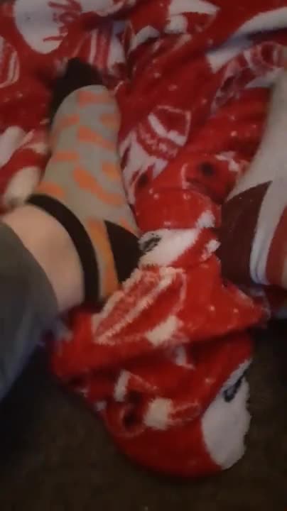 Watch Tiny feet in mix match socks rubbing blanket Short Sex Videos - Duration: 01:08 | ePornNEW.