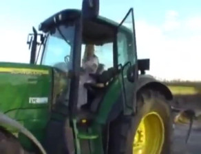 Amateurs fuck in a John Deer Tractor