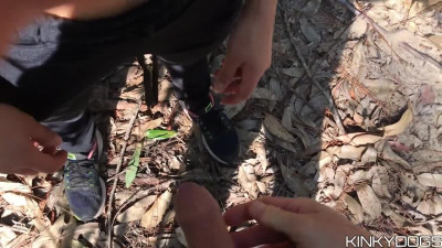 Ella me encontró orinando en el bosque, ahí la follé (PILLADOS EN PÚBLICO)