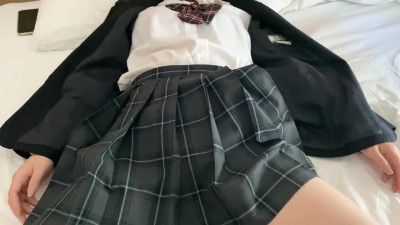 【個人撮影】美人彼女に高校時代の制服を着せて着衣中出しSEX！色白美尻を見下ろしながら高速ピストンでひたすらにポルチオを攻め続けてあげました。素人カップル/JKコスプレ