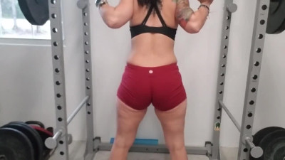 Fit Milf squatting in the gym naked. Powerlifting Motivation, lets go!