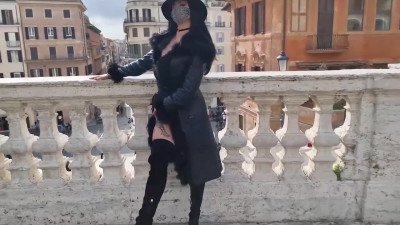 Trailer new movie Amandha Fox nuda per le strade di Roma ne fà di tutti i colorri