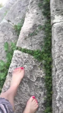 Sexy Feet im Walking in a Park