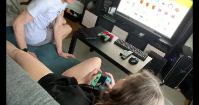 Gameuse Se Fait Lécher La Chatte Pendant Quelle Joue à animal Crossing, Il La Baise Ensuite