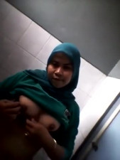 ibu berjilbab saat merasa sange 1