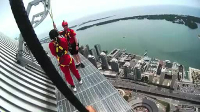 Torontos Edgewalk is Terrifying as Fuck