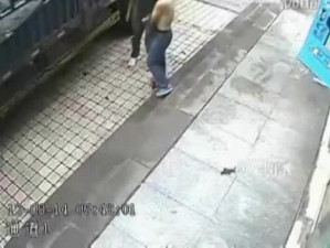 Idiot Slashes Truck Tire and Gets Owned