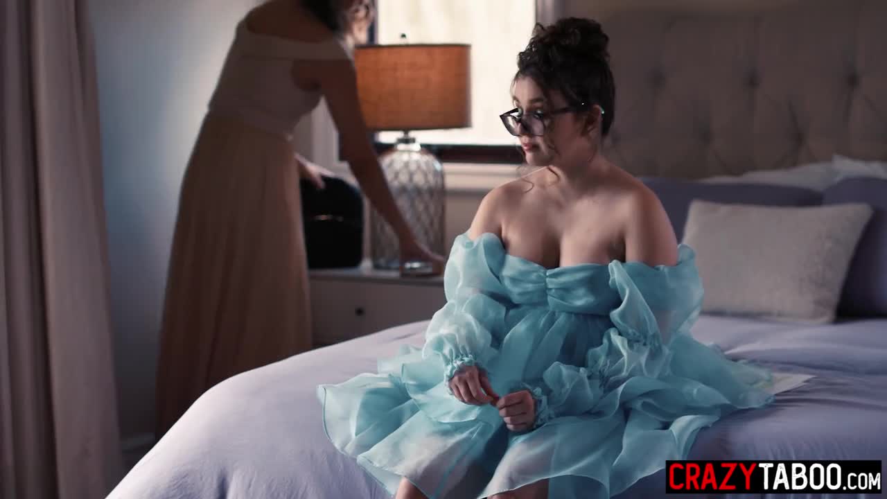 Watch Latin Gizelle Blanco making out with horny big tits teen lesbian girlfriend Short Sex Videos - Duration: 06:10 | ePornNEW.