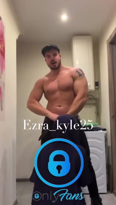 Watch Onlyfans star Ezra_kyle25 gives blowjob to straight muscle stud Short Sex Videos - Duration: 00:25 | ePornNEW.