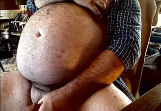 Hugehairybeergut Big bellied Daddy bear plays on cam