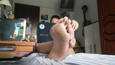 Goddess show her soles feet ignore