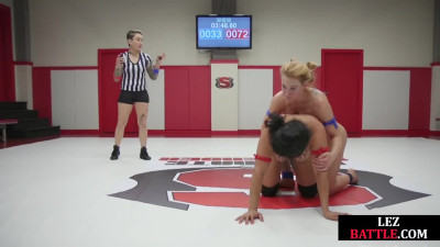 Bulky lezdom wrestler tastes pussy