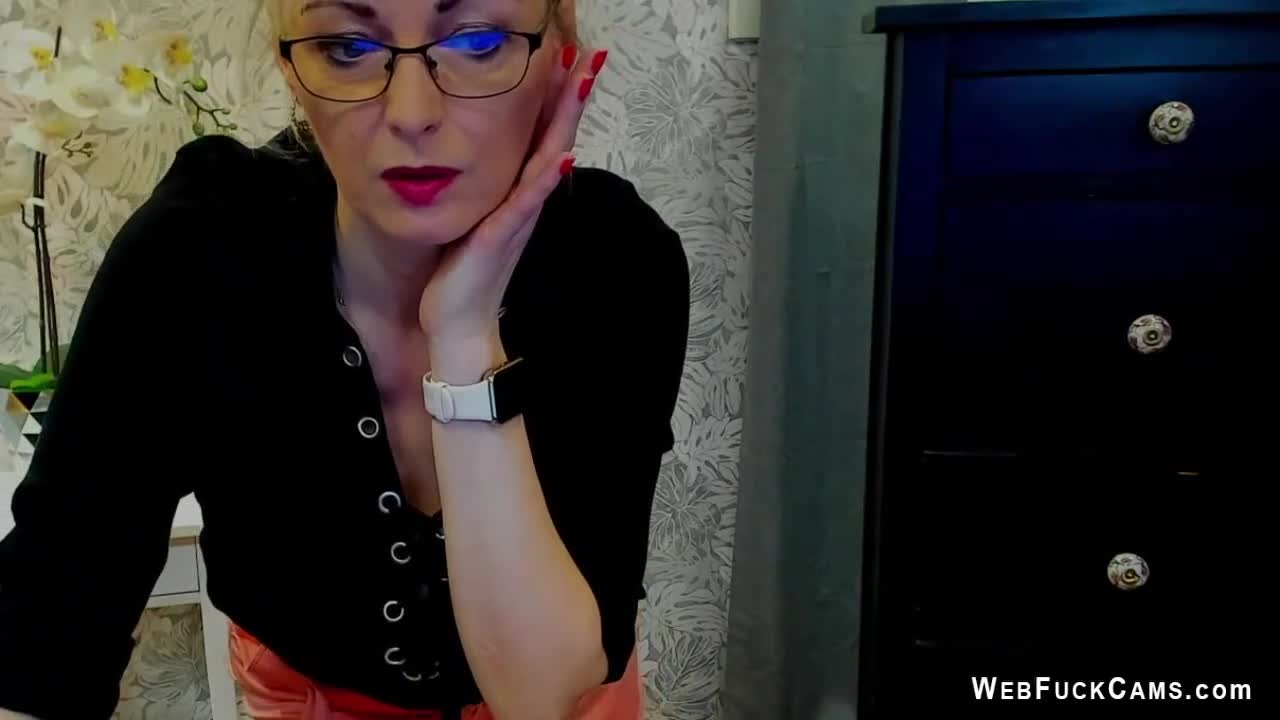 Watch Blonde German amateur MILF LUXvanessa flashing cleavage Short Sex Videos - Duration: 05:04 | ePornNEW.