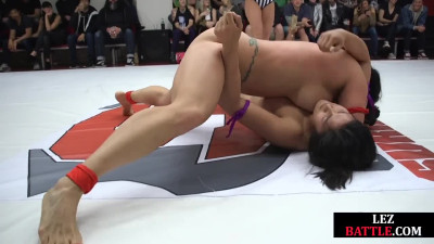 Lesbian wrestling baes facesitting loser