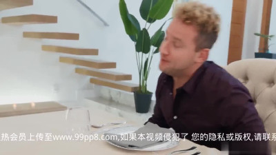 特尼·赖特打开她的振动器礼物在公共场合尝试的机会