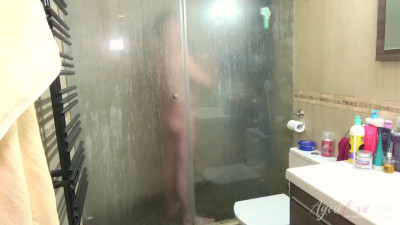 Mavi Burbujita surprises John Luna in the shower