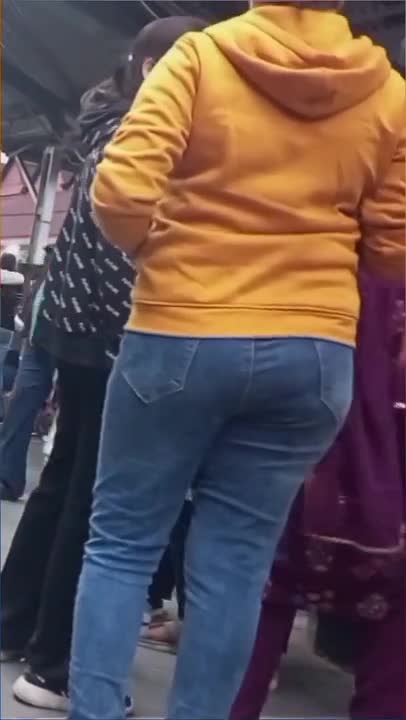 Watch DESI GIRL SHOWING HIR THUNDER ASS AT HOWRAH STATION Short Sex Videos - Duration: 03:00 | ePornNEW.