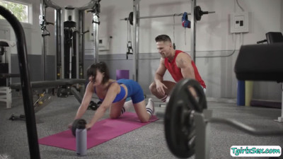 Busty shemale 69 and bareback anal sex in the gym with muscled dude