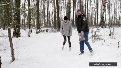 Naked barefoot Claudia tied up in the snow